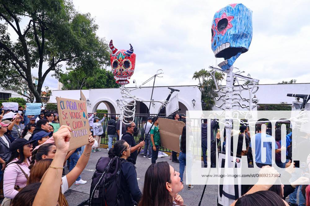 TO-45427- GUADALAJARA 11-10-2026. . La exigencia de agua limpia deriv& xf3; en momentos de tensi& xf3;n y violencia durante la marcha realizada este domingo en Guadalajara. Ciudadanos se movilizaron para denunciar la mala calidad del suministro en la Zona Metropolitana y exigir respuestas a las autoridades. La protesta, que lleg& xf3; a las inmediaciones de Casa Jalisco, registr& xf3; enfrentamientos entre manifestantes y polic& xed;as, as& xed; como reportes de detenciones, en una jornada que evidenci& xf3; el descontento social ante la problem& xe1;tica del agua..Guadalajara. Clasos.com.mx - ZUMAcs4_ 20261011_faa_cs4_012