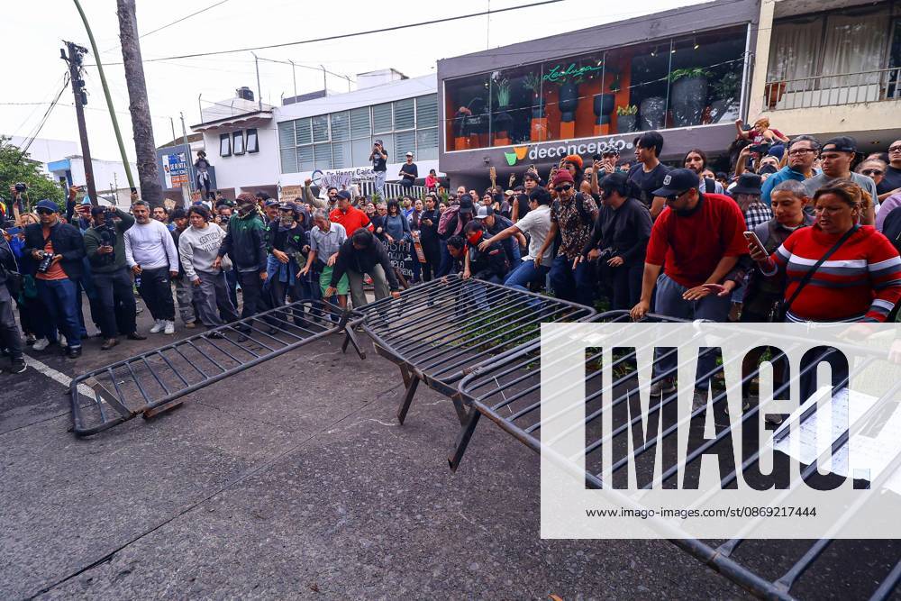 TO-45427- GUADALAJARA 11-10-2026. . La exigencia de agua limpia deriv& xf3; en momentos de tensi& xf3;n y violencia durante la marcha realizada este domingo en Guadalajara. Ciudadanos se movilizaron para denunciar la mala calidad del suministro en la Zona Metropolitana y exigir respuestas a las autoridades. La protesta, que lleg& xf3; a las inmediaciones de Casa Jalisco, registr& xf3; enfrentamientos entre manifestantes y polic& xed;as, as& xed; como reportes de detenciones, en una jornada que evidenci& xf3; el descontento social ante la problem& xe1;tica del agua..Guadalajara. Clasos.com.mx - ZUMAcs4_ 20261011_faa_cs4_023
