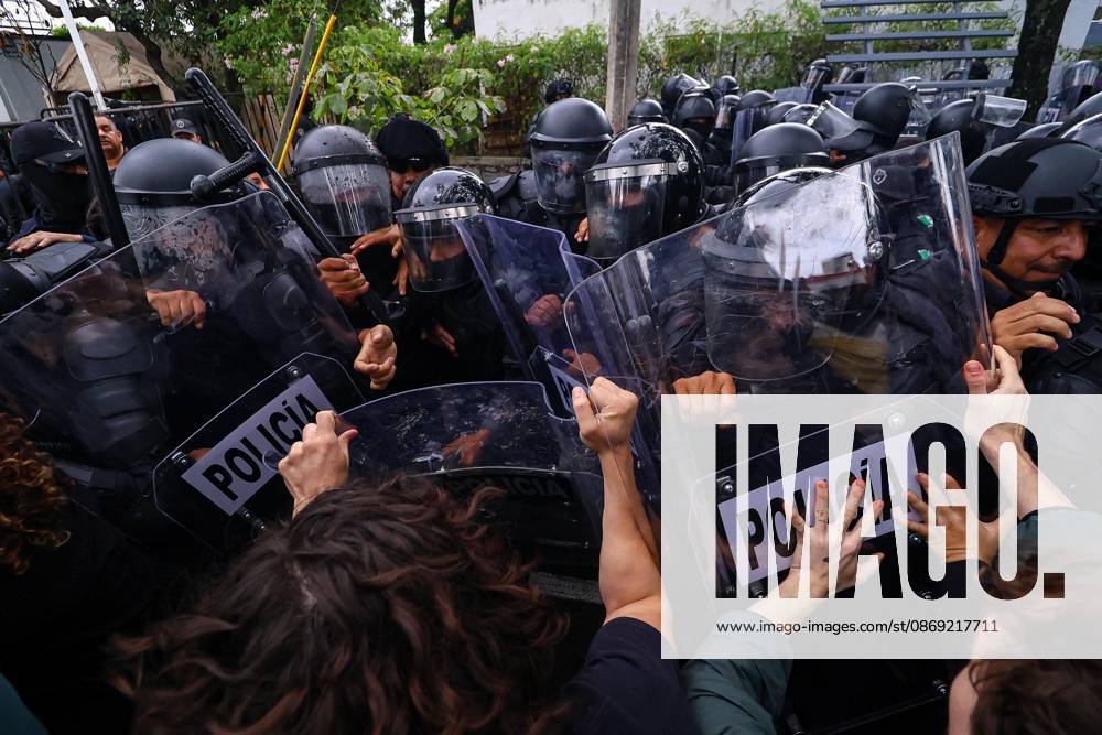 TO-45427- GUADALAJARA 11-10-2026. . La exigencia de agua limpia deriv& xf3; en momentos de tensi& xf3;n y violencia durante la marcha realizada este domingo en Guadalajara. Ciudadanos se movilizaron para denunciar la mala calidad del suministro en la Zona Metropolitana y exigir respuestas a las autoridades. La protesta, que lleg& xf3; a las inmediaciones de Casa Jalisco, registr& xf3; enfrentamientos entre manifestantes y polic& xed;as, as& xed; como reportes de detenciones, en una jornada que evidenci& xf3; el descontento social ante la problem& xe1;tica del agua..Guadalajara. Clasos.com.mx - ZUMAcs4_ 20261011_faa_cs4_028