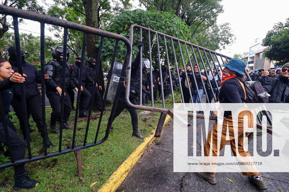 TO-45427- GUADALAJARA 11-10-2026. . La exigencia de agua limpia deriv& xf3; en momentos de tensi& xf3;n y violencia durante la marcha realizada este domingo en Guadalajara. Ciudadanos se movilizaron para denunciar la mala calidad del suministro en la Zona Metropolitana y exigir respuestas a las autoridades. La protesta, que lleg& xf3; a las inmediaciones de Casa Jalisco, registr& xf3; enfrentamientos entre manifestantes y polic& xed;as, as& xed; como reportes de detenciones, en una jornada que evidenci& xf3; el descontento social ante la problem& xe1;tica del agua..Guadalajara. Clasos.com.mx - ZUMAcs4_ 20261011_faa_cs4_031