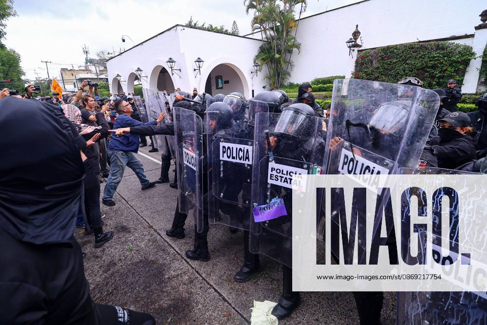 TO-45427- GUADALAJARA 11-10-2026. . La exigencia de agua limpia deriv& xf3; en momentos de tensi& xf3;n y violencia durante la marcha realizada este domingo en Guadalajara. Ciudadanos se movilizaron para denunciar la mala calidad del suministro en la Zona Metropolitana y exigir respuestas a las autoridades. La protesta, que lleg& xf3; a las inmediaciones de Casa Jalisco, registr& xf3; enfrentamientos entre manifestantes y polic& xed;as, as& xed; como reportes de detenciones, en una jornada que evidenci& xf3; el descontento social ante la problem& xe1;tica del agua..Guadalajara. Clasos.com.mx - ZUMAcs4_ 20261011_faa_cs4_040