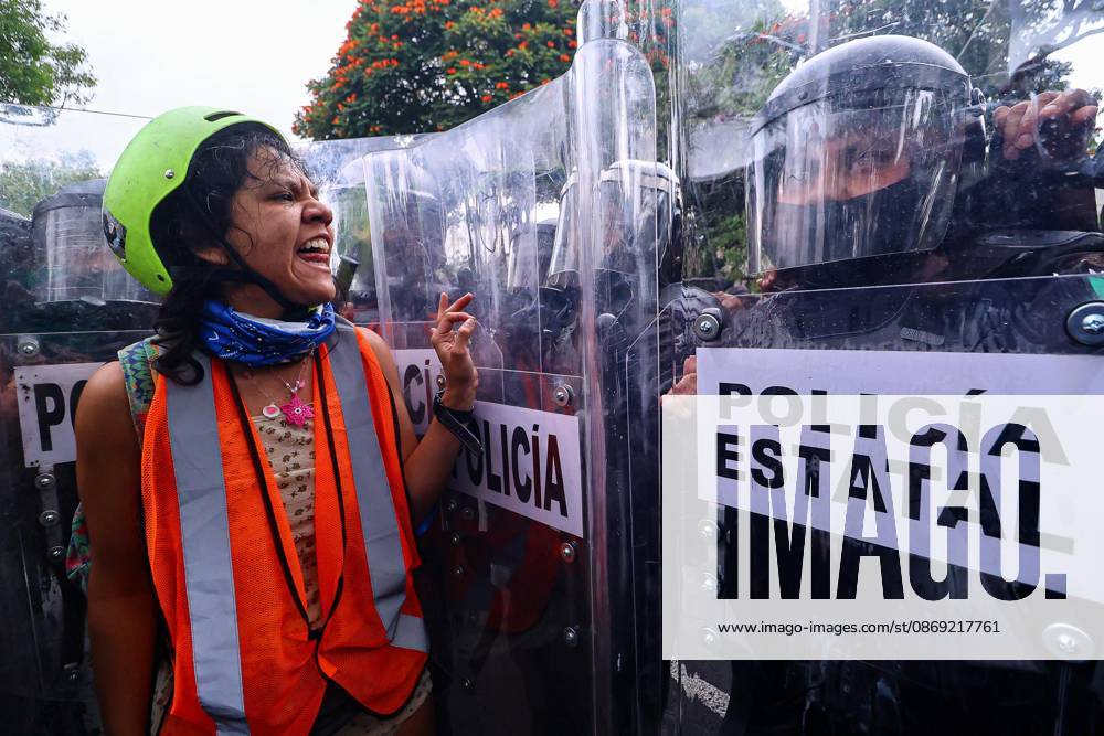 TO-45427- GUADALAJARA 11-10-2026. . La exigencia de agua limpia deriv& xf3; en momentos de tensi& xf3;n y violencia durante la marcha realizada este domingo en Guadalajara. Ciudadanos se movilizaron para denunciar la mala calidad del suministro en la Zona Metropolitana y exigir respuestas a las autoridades. La protesta, que lleg& xf3; a las inmediaciones de Casa Jalisco, registr& xf3; enfrentamientos entre manifestantes y polic& xed;as, as& xed; como reportes de detenciones, en una jornada que evidenci& xf3; el descontento social ante la problem& xe1;tica del agua..Guadalajara. Clasos.com.mx - ZUMAcs4_ 20261011_faa_cs4_048