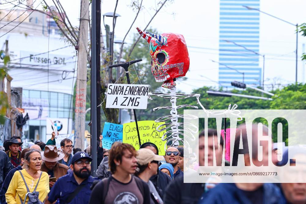 TO-45427- GUADALAJARA 11-10-2026. . La exigencia de agua limpia deriv& xf3; en momentos de tensi& xf3;n y violencia durante la marcha realizada este domingo en Guadalajara. Ciudadanos se movilizaron para denunciar la mala calidad del suministro en la Zona Metropolitana y exigir respuestas a las autoridades. La protesta, que lleg& xf3; a las inmediaciones de Casa Jalisco, registr& xf3; enfrentamientos entre manifestantes y polic& xed;as, as& xed; como reportes de detenciones, en una jornada que evidenci& xf3; el descontento social ante la problem& xe1;tica del agua..Guadalajara. Clasos.com.mx - ZUMAcs4_ 20261011_faa_cs4_045