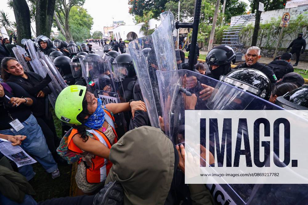 TO-45427- GUADALAJARA 11-10-2026. . La exigencia de agua limpia deriv& xf3; en momentos de tensi& xf3;n y violencia durante la marcha realizada este domingo en Guadalajara. Ciudadanos se movilizaron para denunciar la mala calidad del suministro en la Zona Metropolitana y exigir respuestas a las autoridades. La protesta, que lleg& xf3; a las inmediaciones de Casa Jalisco, registr& xf3; enfrentamientos entre manifestantes y polic& xed;as, as& xed; como reportes de detenciones, en una jornada que evidenci& xf3; el descontento social ante la problem& xe1;tica del agua..Guadalajara. Clasos.com.mx - ZUMAcs4_ 20261011_faa_cs4_049