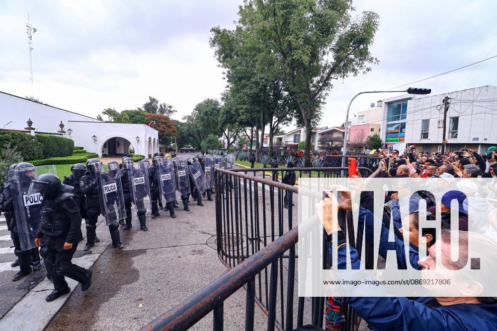 TO-45427- GUADALAJARA 11-10-2026. . La exigencia de agua limpia deriv& xf3; en momentos de tensi& xf3;n y violencia durante la marcha realizada este domingo en Guadalajara. Ciudadanos se movilizaron para denunciar la mala calidad del suministro en la Zona Metropolitana y exigir respuestas a las autoridades. La protesta, que lleg& xf3; a las inmediaciones de Casa Jalisco, registr& xf3; enfrentamientos entre manifestantes y polic& xed;as, as& xed; como reportes de detenciones, en una jornada que evidenci& xf3; el descontento social ante la problem& xe1;tica del agua..Guadalajara. Clasos.com.mx - ZUMAcs4_ 20261011_faa_cs4_054