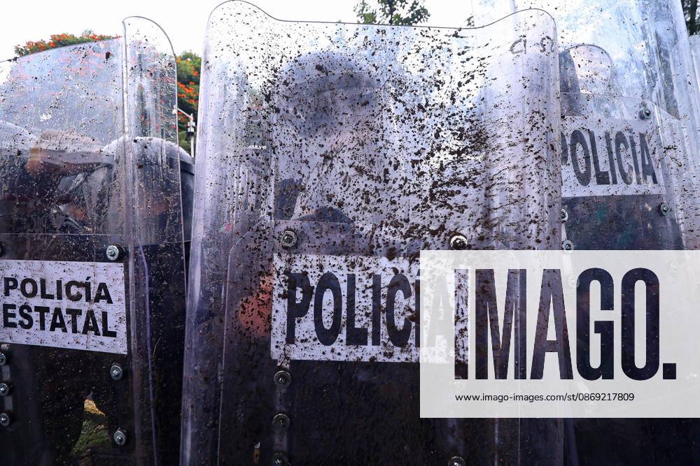 TO-45427- GUADALAJARA 11-10-2026. . La exigencia de agua limpia deriv& xf3; en momentos de tensi& xf3;n y violencia durante la marcha realizada este domingo en Guadalajara. Ciudadanos se movilizaron para denunciar la mala calidad del suministro en la Zona Metropolitana y exigir respuestas a las autoridades. La protesta, que lleg& xf3; a las inmediaciones de Casa Jalisco, registr& xf3; enfrentamientos entre manifestantes y polic& xed;as, as& xed; como reportes de detenciones, en una jornada que evidenci& xf3; el descontento social ante la problem& xe1;tica del agua..Guadalajara. Clasos.com.mx - ZUMAcs4_ 20261011_faa_cs4_055