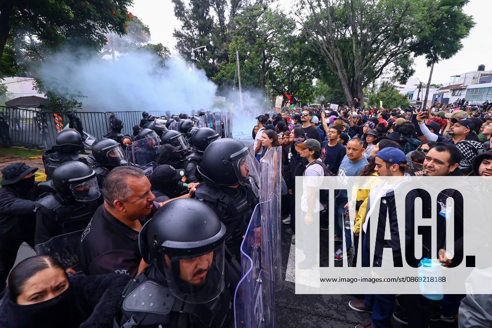 TO-45427- GUADALAJARA 11-10-2026. . La exigencia de agua limpia deriv& xf3; en momentos de tensi& xf3;n y violencia durante la marcha realizada este domingo en Guadalajara. Ciudadanos se movilizaron para denunciar la mala calidad del suministro en la Zona Metropolitana y exigir respuestas a las autoridades. La protesta, que lleg& xf3; a las inmediaciones de Casa Jalisco, registr& xf3; enfrentamientos entre manifestantes y polic& xed;as, as& xed; como reportes de detenciones, en una jornada que evidenci& xf3; el descontento social ante la problem& xe1;tica del agua..Guadalajara. Clasos.com.mx - ZUMAcs4_ 20261011_faa_cs4_090