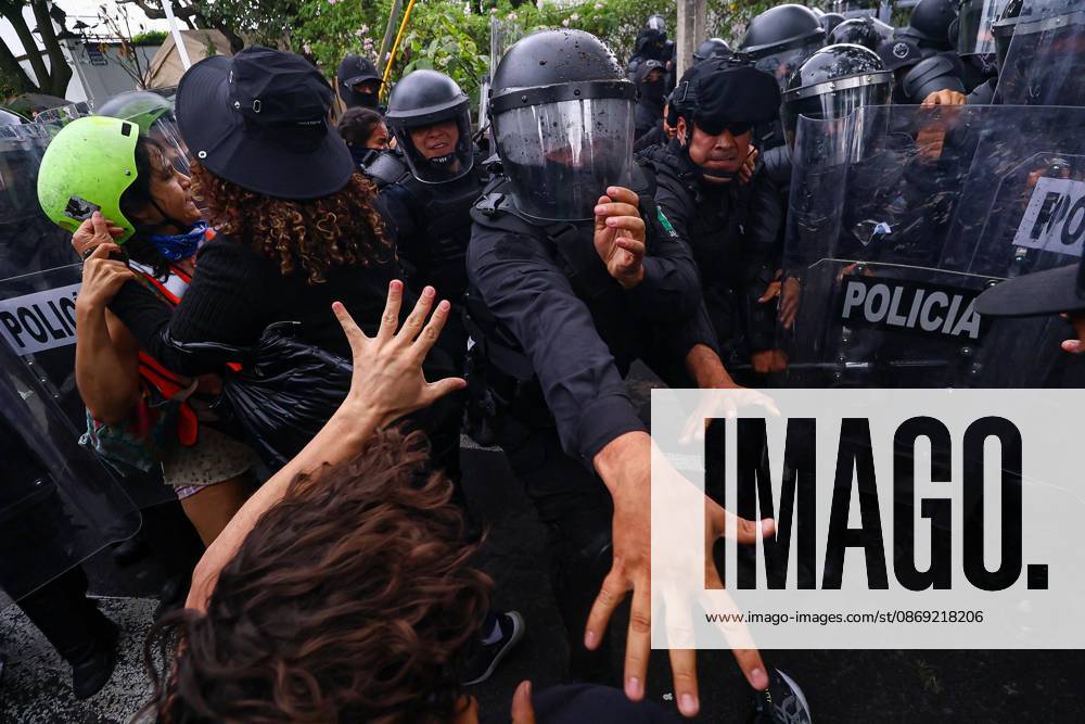 TO-45427- GUADALAJARA 11-10-2026. . La exigencia de agua limpia deriv& xf3; en momentos de tensi& xf3;n y violencia durante la marcha realizada este domingo en Guadalajara. Ciudadanos se movilizaron para denunciar la mala calidad del suministro en la Zona Metropolitana y exigir respuestas a las autoridades. La protesta, que lleg& xf3; a las inmediaciones de Casa Jalisco, registr& xf3; enfrentamientos entre manifestantes y polic& xed;as, as& xed; como reportes de detenciones, en una jornada que evidenci& xf3; el descontento social ante la problem& xe1;tica del agua..Guadalajara. Clasos.com.mx - ZUMAcs4_ 20261011_faa_cs4_101