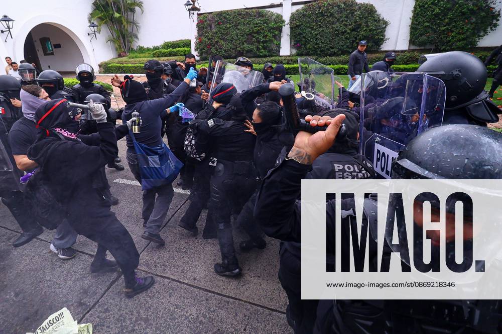 TO-45427- GUADALAJARA 11-10-2026. . La exigencia de agua limpia deriv& xf3; en momentos de tensi& xf3;n y violencia durante la marcha realizada este domingo en Guadalajara. Ciudadanos se movilizaron para denunciar la mala calidad del suministro en la Zona Metropolitana y exigir respuestas a las autoridades. La protesta, que lleg& xf3; a las inmediaciones de Casa Jalisco, registr& xf3; enfrentamientos entre manifestantes y polic& xed;as, as& xed; como reportes de detenciones, en una jornada que evidenci& xf3; el descontento social ante la problem& xe1;tica del agua..Guadalajara. Clasos.com.mx - ZUMAcs4_ 20261011_faa_cs4_111