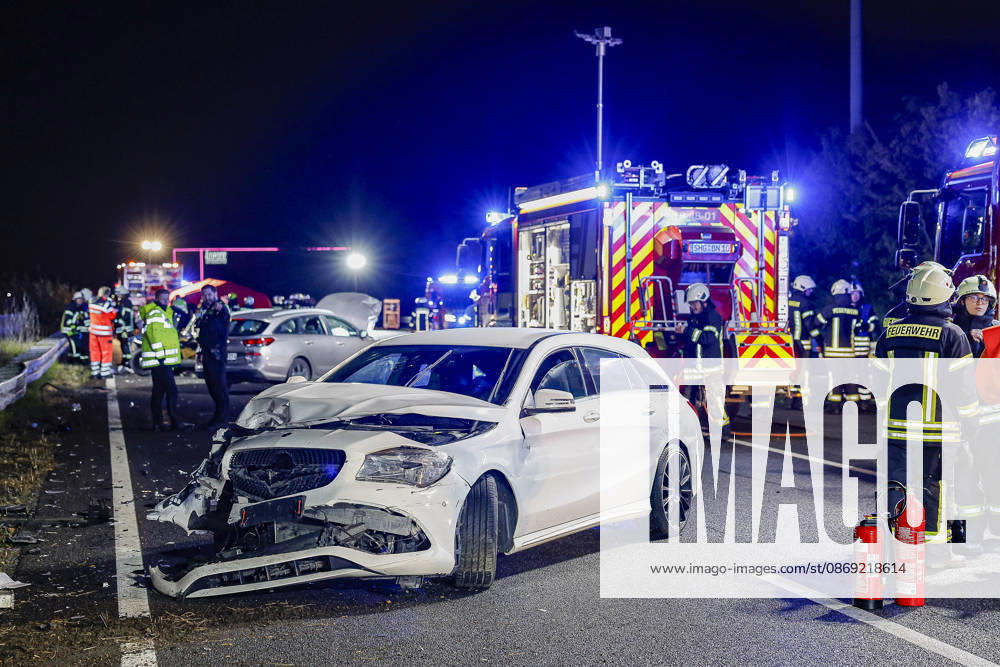 An 83-year-old man loses control of his Mercedes 300 SE classic car on the rain-slicked roadway of Highway 2. Traffic accident leaves 14 passengers injured; one seriously injured person is transported to the hospital by rescue helicopter. A2, View toward Wunstorf-Kolenfeld. The third Mercedes involved is in the