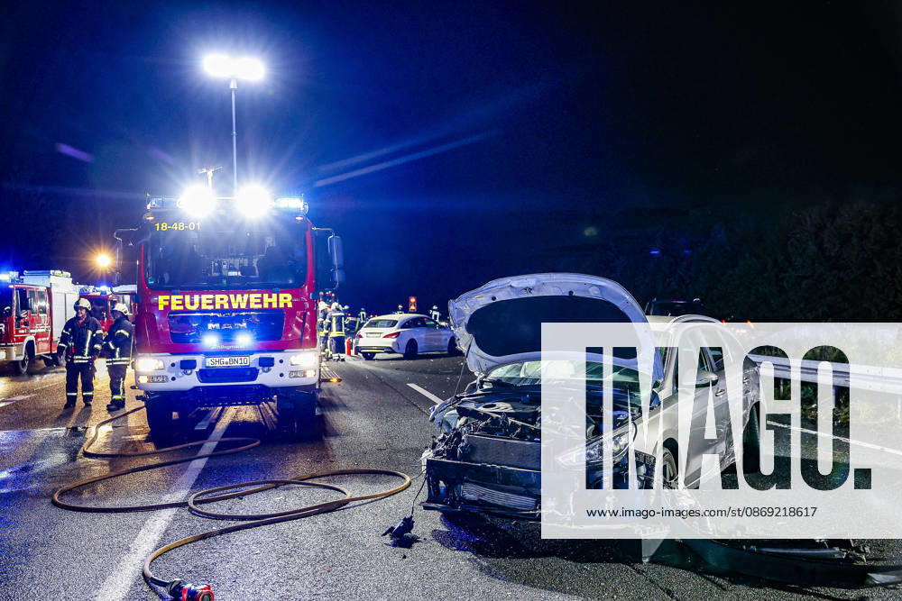 An 83-year-old man loses control of his Mercedes 300 SE classic car on the rain-slicked roadway of Highway 2. Traffic accident leaves 14 passengers injured; one seriously injured person is transported by rescue helicopter to A2 Hospital, Bad Nenndorf: A Hyundai, the second vehicle involved in the accident, is in the passing lane in Bad Nenndorf on