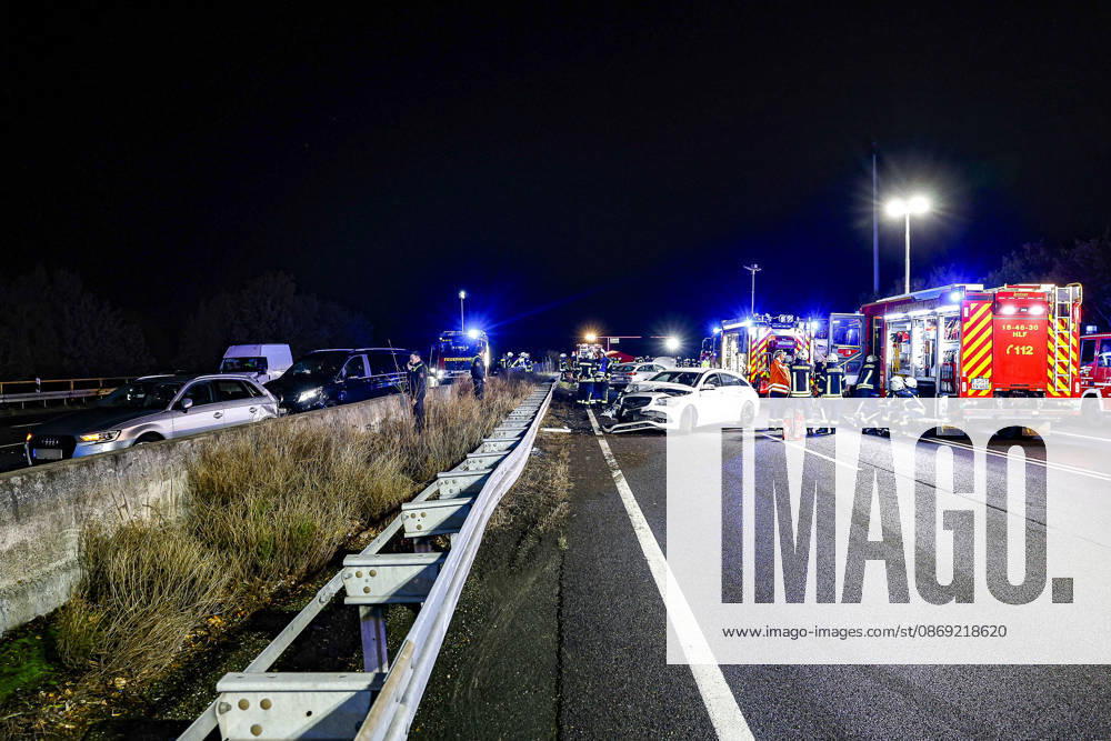 An 83-year-old man loses control of his Mercedes 300 SE classic car on the rain-slicked roadway of Highway 2. Traffic accident leaves 14 passengers injured; one seriously injured person is transported to the hospital by rescue helic