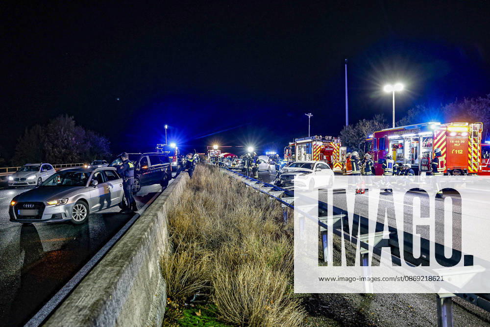 An 83-year-old man loses control of his Mercedes 300 SE classic car on the rain-slicked roadway of Highway 2. Traffic accident leaves 14 passengers injured; one seriously injured person is transported to the hospital by rescue helic
