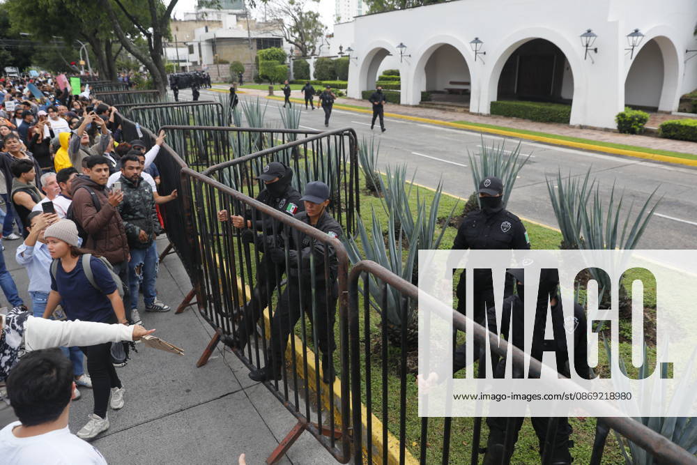 Guadalajara residents take to streets demanding clean and safe water GUADALAJARA, MEXICO - OCTOBER 11: Riot police clash with demonstrators outside the official Casa Jalisco residence during a protest over severe water contamination in Guadalajara, Mexico on October 11, 2026. Tensions flared outside the state governor s office as protesters, angered by the poor quality of drinking water in the metropolitan area, attempted to break through security lines. Stringer Anadolu Guadalajara Mexico. Editorial use only. Please get in touch for any other usage.