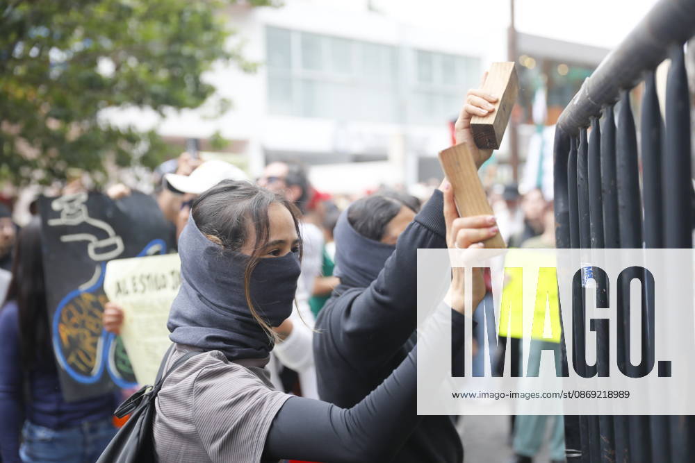 Guadalajara residents take to streets demanding clean and safe water GUADALAJARA, MEXICO - OCTOBER 11: Riot police clash with demonstrators outside the official Casa Jalisco residence during a protest over severe water contamination in Guadalajara, Mexico on October 11, 2026. Tensions flared outside the state governor s office as protesters, angered by the poor quality of drinking water in the metropolitan area, attempted to break through security lines. Stringer Anadolu Guadalajara Mexico. Editorial use only. Please get in touch for any other usage.