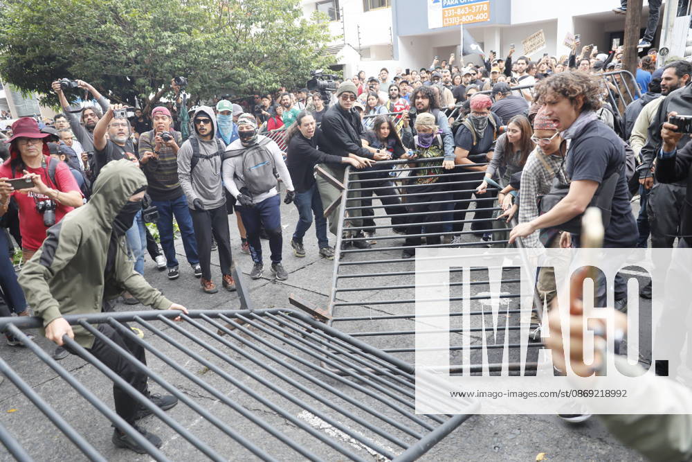Guadalajara residents take to streets demanding clean and safe water GUADALAJARA, MEXICO - OCTOBER 11: Riot police clash with demonstrators outside the official Casa Jalisco residence during a protest over severe water contamination in Guadalajara, Mexico on October 11, 2026. Tensions flared outside the state governor s office as protesters, angered by the poor quality of drinking water in the metropolitan area, attempted to break through security lines. Stringer Anadolu Guadalajara Mexico. Editorial use only. Please get in touch for any other usage.