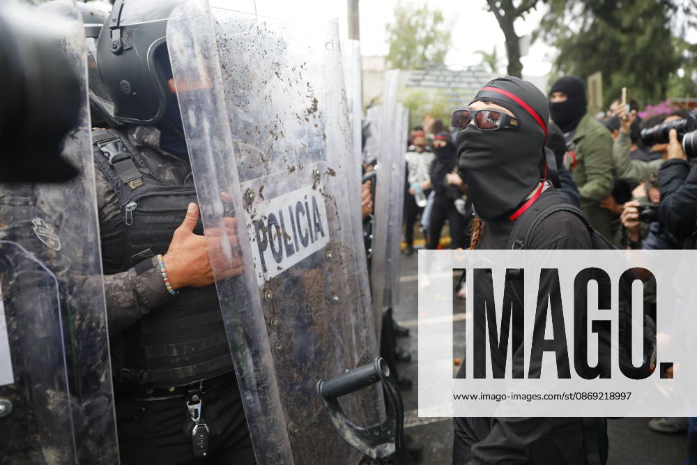Guadalajara residents take to streets demanding clean and safe water GUADALAJARA, MEXICO - OCTOBER 11: Riot police clash with demonstrators outside the official Casa Jalisco residence during a protest over severe water contamination in Guadalajara, Mexico on October 11, 2026. Tensions flared outside the state governor s office as protesters, angered by the poor quality of drinking water in the metropolitan area, attempted to break through security lines. Stringer Anadolu Guadalajara Mexico. Editorial use only. Please get in touch for any other usage.