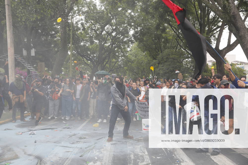Guadalajara residents take to streets demanding clean and safe water GUADALAJARA, MEXICO - OCTOBER 11: Riot police clash with demonstrators outside the official Casa Jalisco residence during a protest over severe water contamination in Guadalajara, Mexico on October 11, 2026. Tensions flared outside the state governor s office as protesters, angered by the poor quality of drinking water in the metropolitan area, attempted to break through security lines. Stringer Anadolu Guadalajara Mexico. Editorial use only. Please get in touch for any other usage.