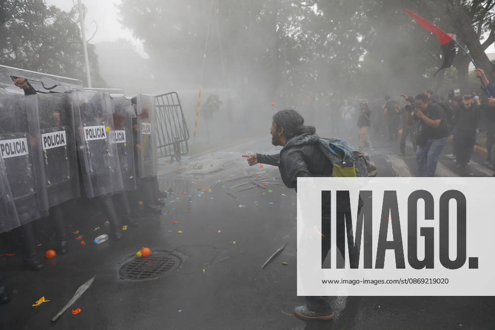 Guadalajara residents take to streets demanding clean and safe water GUADALAJARA, MEXICO - OCTOBER 11: Riot police clash with demonstrators outside the official Casa Jalisco residence during a protest over severe water contamination in Guadalajara, Mexico on October 11, 2026. Tensions flared outside the state governor s office as protesters, angered by the poor quality of drinking water in the metropolitan area, attempted to break through security lines. Stringer Anadolu Guadalajara Mexico. Editorial use only. Please get in touch for any other usage.