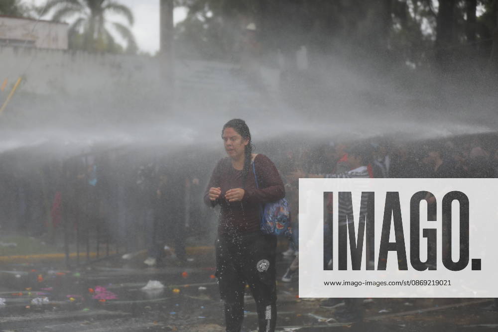 Guadalajara residents take to streets demanding clean and safe water GUADALAJARA, MEXICO - OCTOBER 11: Riot police clash with demonstrators outside the official Casa Jalisco residence during a protest over severe water contamination in Guadalajara, Mexico on October 11, 2026. Tensions flared outside the state governor s office as protesters, angered by the poor quality of drinking water in the metropolitan area, attempted to break through security lines. Stringer Anadolu Guadalajara Mexico. Editorial use only. Please get in touch for any other usage.