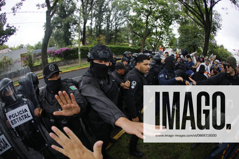 Guadalajara residents take to streets demanding clean and safe water GUADALAJARA, MEXICO - OCTOBER 11: (EDITORS NOTE: This image was shot with a fisheye lens) Riot police clash with demonstrators outside the official Casa Jalisco residence during a protest over severe water contamination in Guadalajara, Mexico on October 11, 2026. Tensions flared outside the state governor s office as protesters, angered by the poor quality of drinking water in the metropolitan area, attempted to break through security lines. Stringer Anadolu Guadalajara Mexico. Editorial use only. Please get in touch for any other usage.