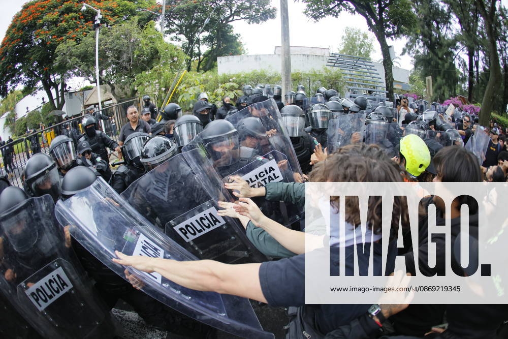 Guadalajara residents take to streets demanding clean and safe water GUADALAJARA, MEXICO - OCTOBER 11: (EDITORS NOTE: This image was shot with a fisheye lens) Riot police clash with demonstrators outside the official Casa Jalisco residence during a protest over severe water contamination in Guadalajara, Mexico on October 11, 2026. Tensions flared outside the state governor s office as protesters, angered by the poor quality of drinking water in the metropolitan area, attempted to break through security lines. Stringer Anadolu Guadalajara Mexico. Editorial use only. Please get in touch for any other usage.