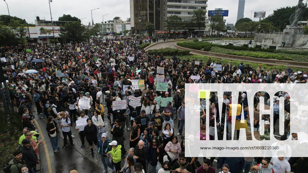 Guadalajara residents take to streets demanding clean and safe water GUADALAJARA, MEXICO - OCTOBER 11: Demonstrators march through the streets of Guadalajara, Jalisco state, Mexico, demanding clean and safe water during a massive rally on October 11, 2026. Thousands of residents mobilized to protest the severe contamination affecting the metropolitan area s drinking water supply, demanding an urgent response from local and state authorities. Stringer Anadolu Guadalajara Mexico. Editorial use only. Please get in touch for any other usage.
