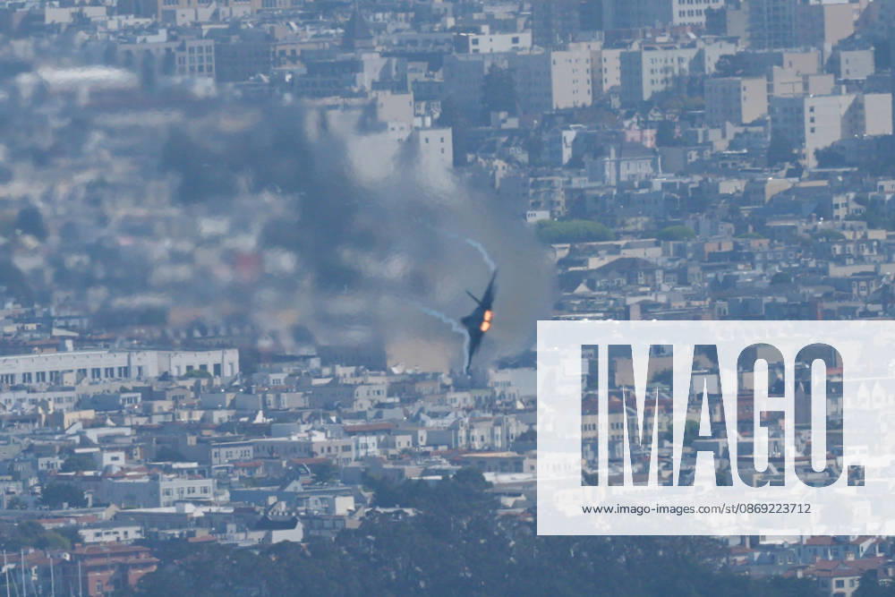 Fleet Week Air Show in San Francisco SAN FRANCISCO, CALIFORNIA - OCTOBER 11: A U.S. Air Force F-22 Raptor or F35B fighter jet flies over San Francisco Bay during the Fleet Week Air Show in San Francisco, California, United States on October 11, 2026. Tayfun Coskun Anadolu California United States. Editorial use only. Please get in touch for any other usage.