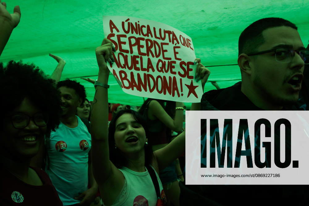 ManifestaoÂßo£o em apoio ao Presidente da Repoºblica do Brasil, Lula da Silva, em So£o Paulo. So£O Paulo Brazil - ZUMAb296 20261011_zip_b296_001