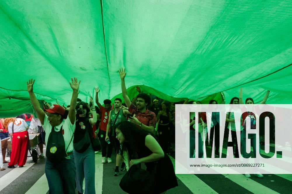 ManifestaoÂßoÂ£o em apoio ao Presidente da RepoÂºblica do Brasil, Lula da Silva, em SoÂ£o Paulo. SoÂ£O Paulo Brazil - ZUMAb296 20261011_zip_b296_006