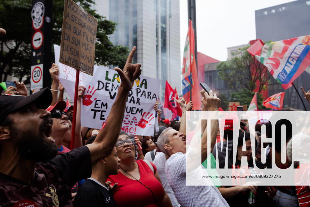 ManifestaoÂßoÂ£o em apoio ao Presidente da RepoÂºblica do Brasil, Lula da Silva, em SoÂ£o Paulo. SoÂ£O Paulo Brazil - ZUMAb296 20261011_zip_b296_003