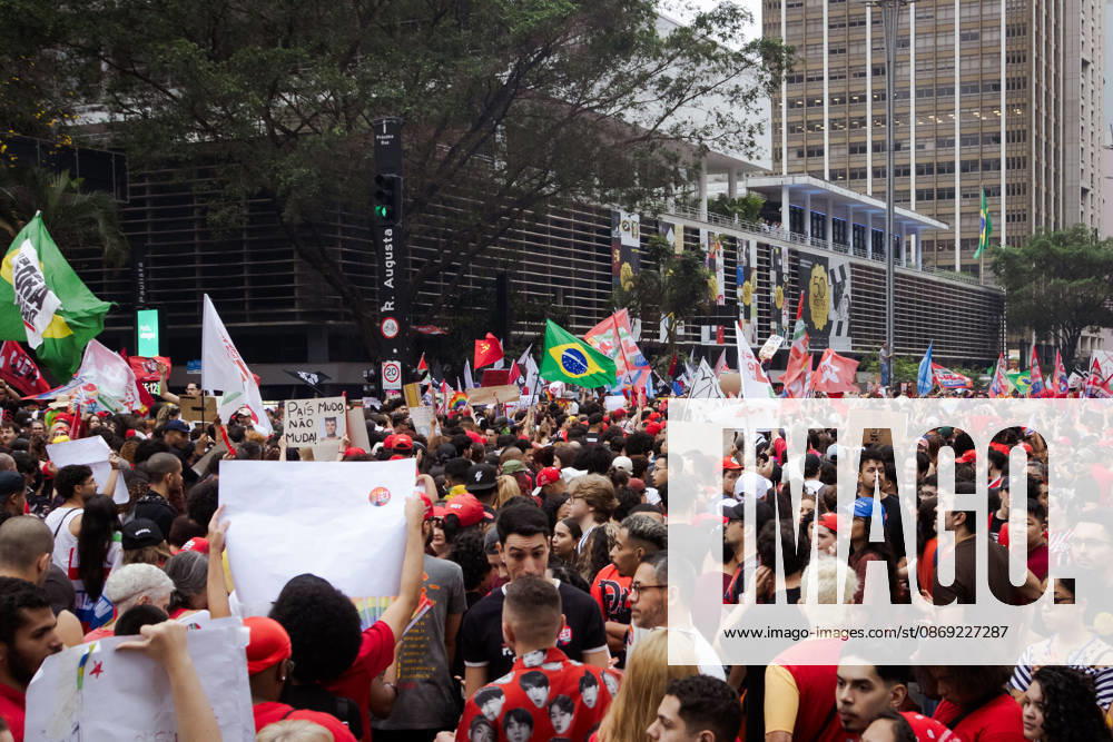ManifestaoÂßo£o em apoio ao Presidente da Repoºblica do Brasil, Lula da Silva, em So£o Paulo. So£O Paulo Brazil - ZUMAb296 20261011_zip_b296_007