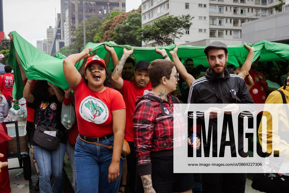 ManifestaoÂßo£o em apoio ao Presidente da Repoºblica do Brasil, Lula da Silva, em So£o Paulo. So£O Paulo Brazil - ZUMAb296 20261011_zip_b296_008