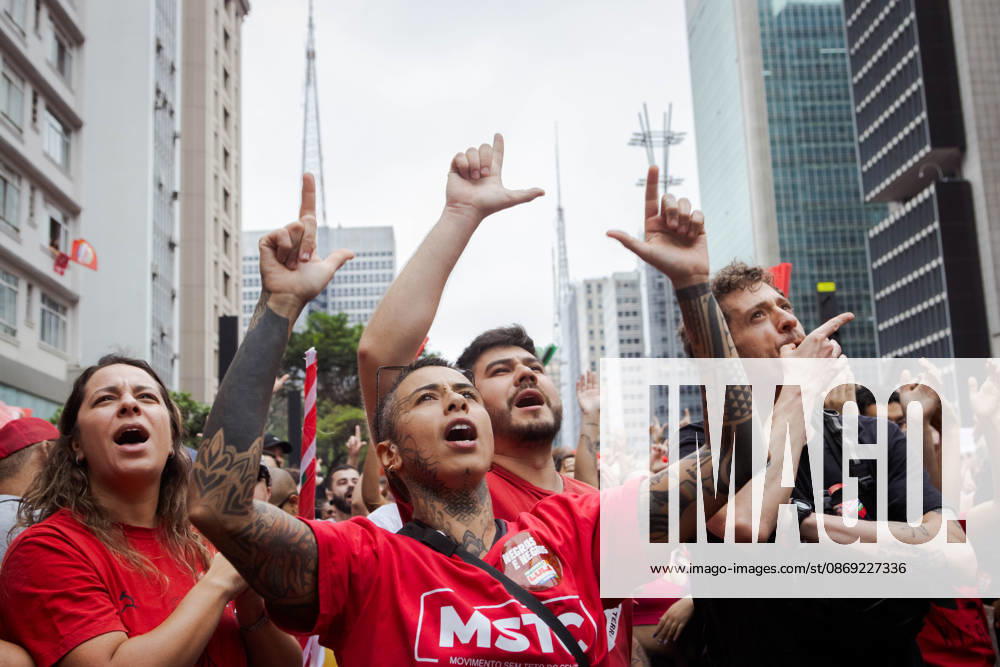 ManifestaoÂßoÂ£o em apoio ao Presidente da RepoÂºblica do Brasil, Lula da Silva, em SoÂ£o Paulo. SoÂ£O Paulo Brazil - ZUMAb296 20261011_zip_b296_010