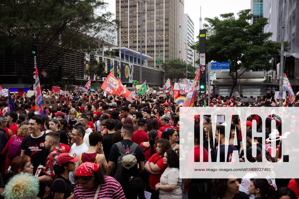 ManifestaoÂßoÂ£o em apoio ao Presidente da RepoÂºblica do Brasil, Lula da Silva, em SoÂ£o Paulo. SoÂ£O Paulo Brazil - ZUMAb296 20261011_zip_b296_012