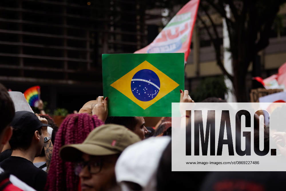 ManifestaoÂßoÂ£o em apoio ao Presidente da RepoÂºblica do Brasil, Lula da Silva, em SoÂ£o Paulo. SoÂ£O Paulo Brazil - ZUMAb296 20261011_zip_b296_015
