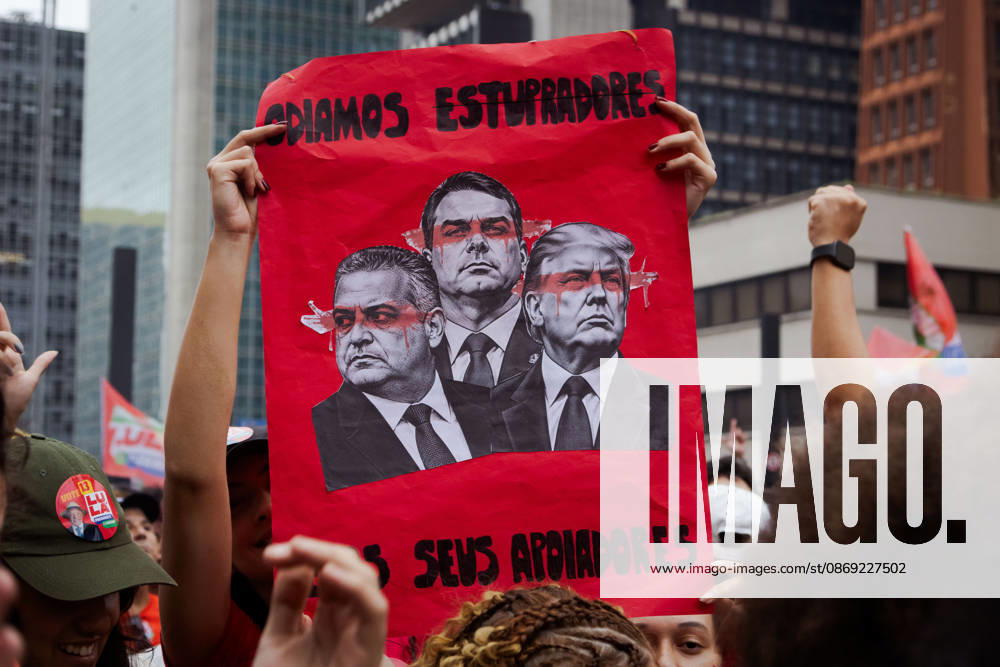 ManifestaoÂßoÂ£o em apoio ao Presidente da RepoÂºblica do Brasil, Lula da Silva, em SoÂ£o Paulo. SoÂ£O Paulo Brazil - ZUMAb296 20261011_zip_b296_017