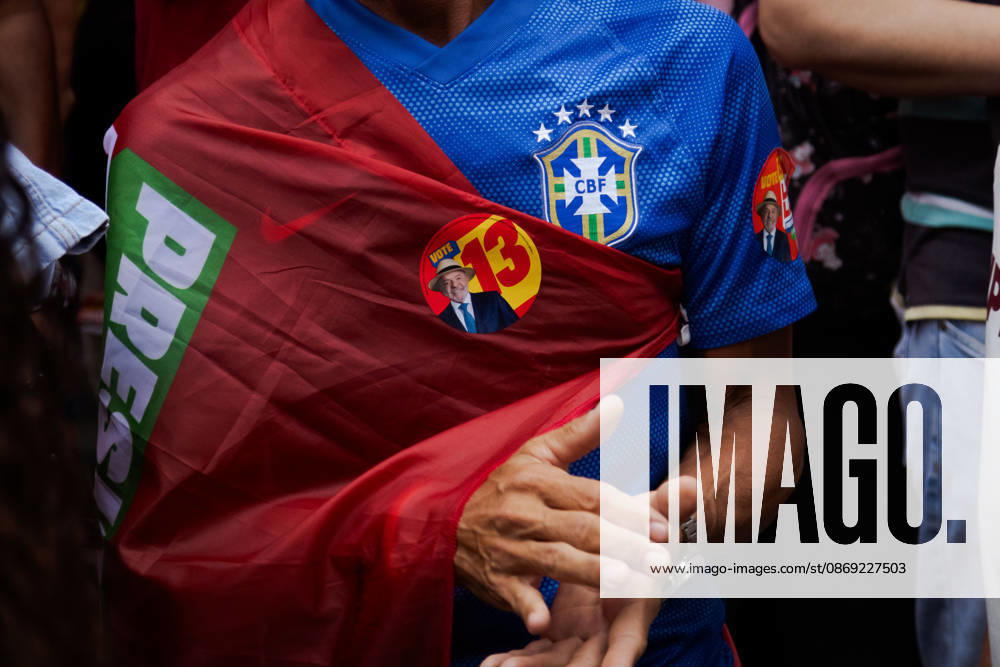 ManifestaoÂßoÂ£o em apoio ao Presidente da RepoÂºblica do Brasil, Lula da Silva, em SoÂ£o Paulo. SoÂ£O Paulo Brazil - ZUMAb296 20261011_zip_b296_018