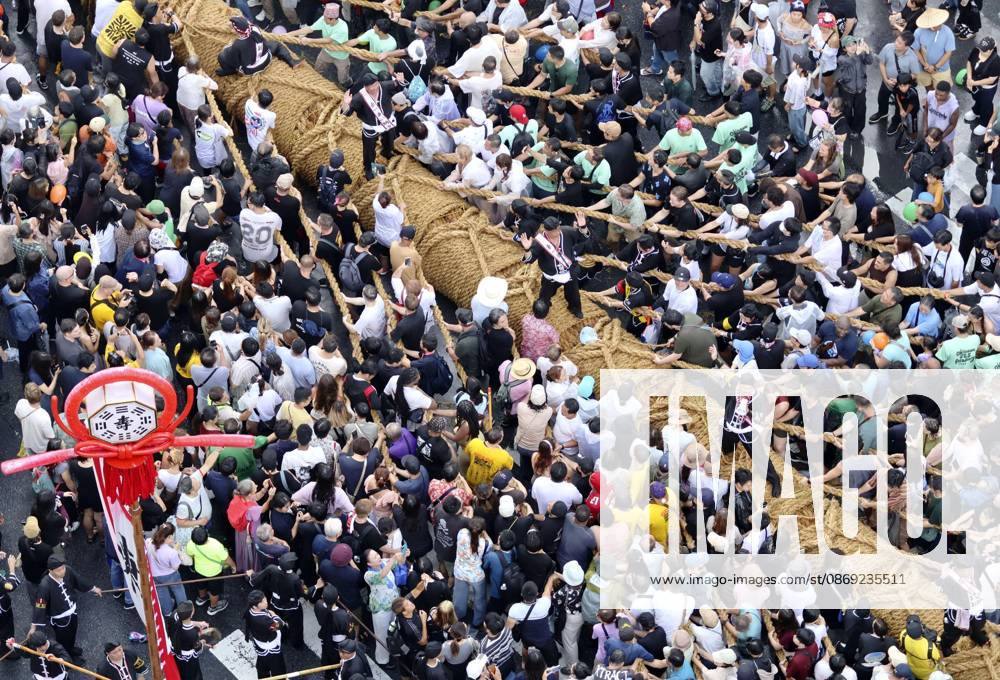 Tug-of-war festival in Okinawa People pull a 160-meter rope weighing 30 tons during Okinawa Prefecture s traditional tug-of-war festival in the prefectural capital Naha on Oct. 11, 2026. A14AA0005630626P