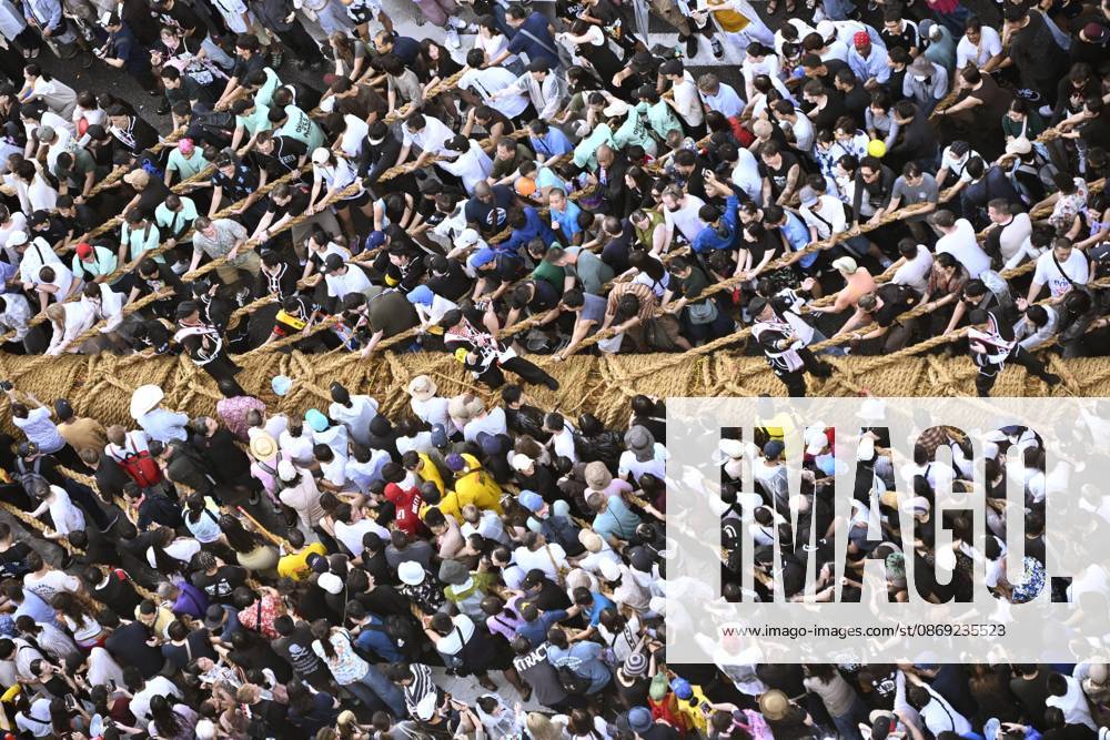 Tug-of-war festival in Okinawa People pull a 160-meter rope weighing 30 tons during Okinawa Prefecture s traditional tug-of-war festival in the prefectural capital Naha on Oct. 11, 2026. A14AA0005630629P