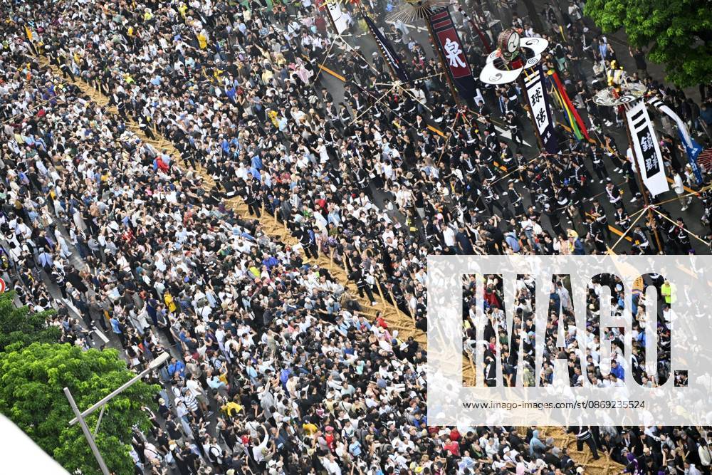 Tug-of-war festival in Okinawa People pull a 160-meter rope weighing 30 tons during Okinawa Prefecture s traditional tug-of-war festival in the prefectural capital Naha on Oct. 11, 2026. A14AA0005630630P
