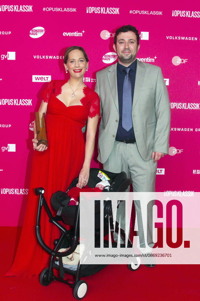 Anna Lucia Richter with her husband Mateo and their 14-day-old daughter at the 2026 Opus Klassik Awards ceremony at the Konzerthaus am Gendarmenmarkt in Berlin, October 11, 2026 Foto:xC.xBehringx xFuturexImagex opus_6132