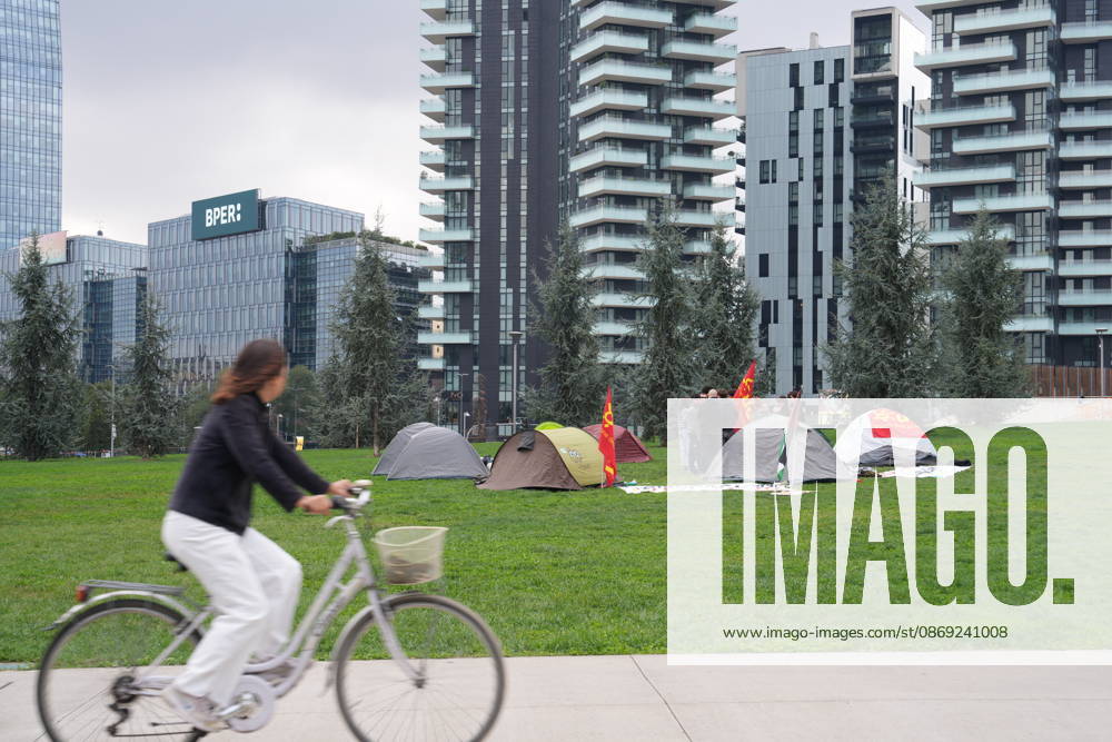 IPA89591373 - Milan, October 12, 2026: Tents at the Biblioteca degli Alberi: University students from the Unione degli Universitari (UDU) are camping out to protest the high cost of living and skyrocketing rents