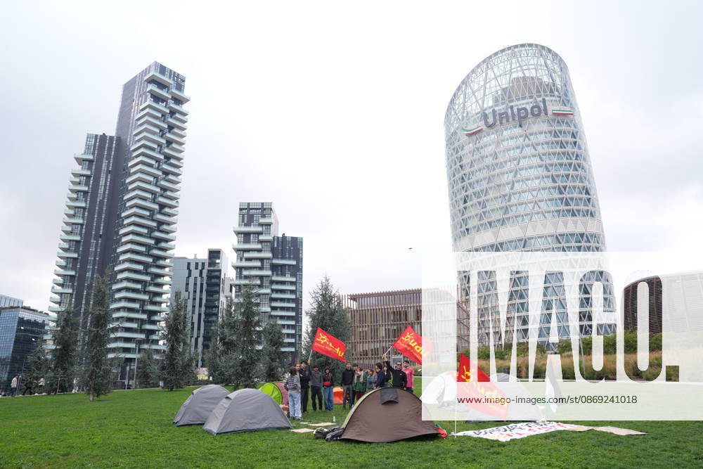 IPA89591407 - Milan, October 12, 2026: Tents at the Biblioteca degli Alberi: University students from the Unione degli Universitari (UDU) are camping out to protest the high cost of living and skyrocketing rents