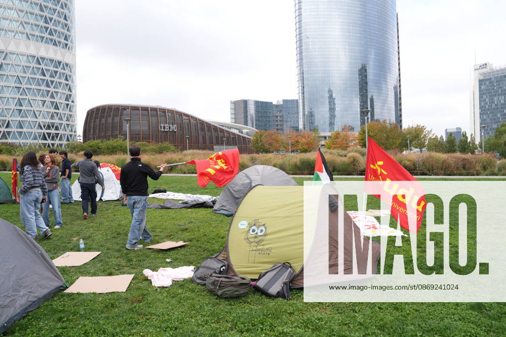 IPA89591424 - Milan, October 12, 2026: Tents at the Biblioteca degli Alberi: University students from the Unione degli Universitari (UDU) are camping out to protest the high cost of living and skyrocketing rents