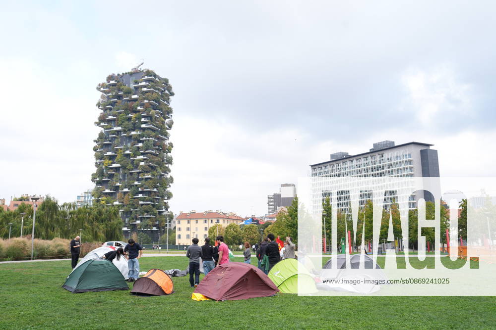 IPA89591459 - Milan, October 12, 2026: Tents at the Biblioteca degli Alberi: University students from the Unione degli Universitari (UDU) are camping out to protest the high cost of living and skyrocketing rents
