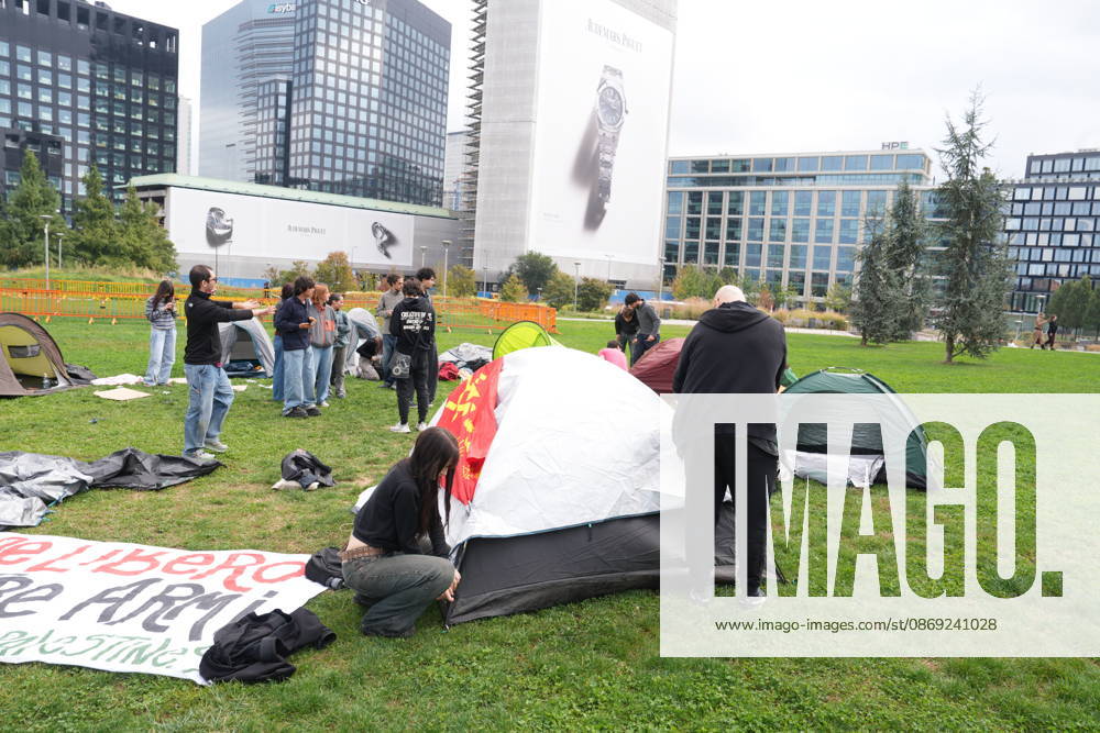 IPA89591477 - Milan, October 12, 2026: Tents at the Biblioteca degli Alberi: University students from the Unione degli Universitari (UDU) are camping out to protest the high cost of living and skyrocketing rents