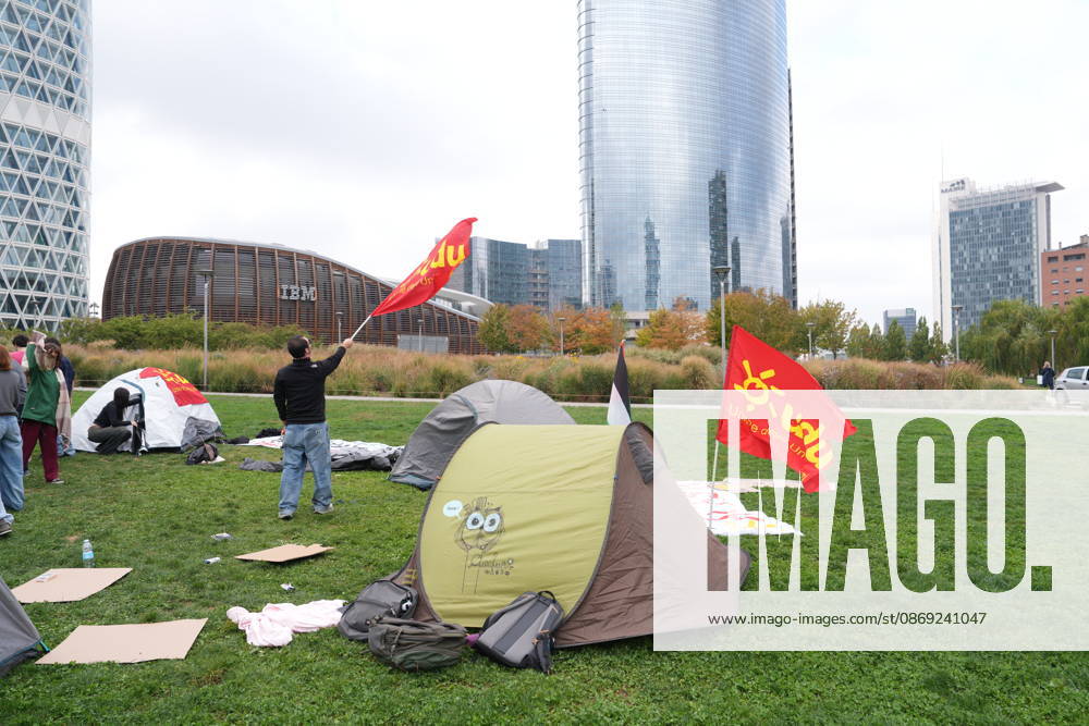 IPA89591443 - Milan, October 12, 2026: Tents at the Biblioteca degli Alberi: University students from the Unione degli Universitari (UDU) are camping out to protest the high cost of living and skyrocketing rents