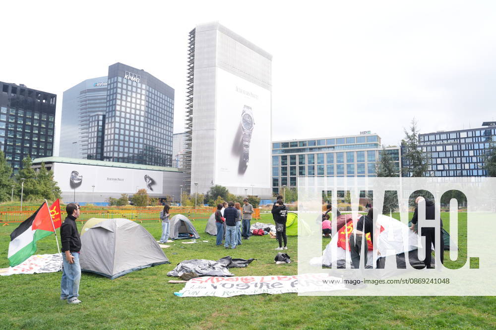 IPA89591495 - Milan, October 12, 2026: Tents at the Biblioteca degli Alberi: University students from the Unione degli Universitari (UDU) are camping out to protest the high cost of living and skyrocketing rents