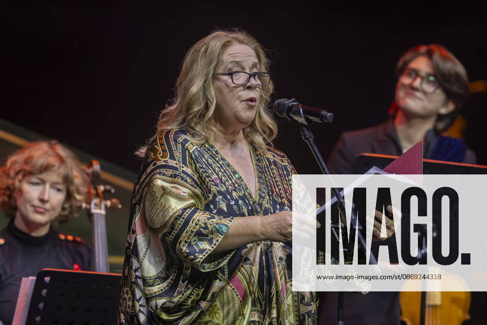 Performance by Kathy Kelly and Camerata Musikus with Milko Kersten during the 18th HOPE Gala at the Schauspielhaus Dresden